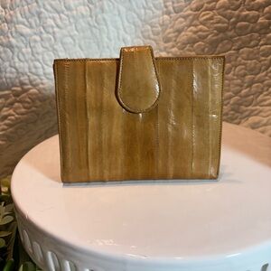 Vintage 90’s Tan Eel Skin Bifold Wallet Kiss lock Change Compartment